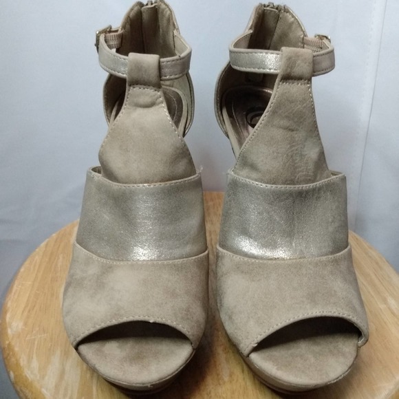 Charming Charlie tan platform peep toe heels - Picture 5 of 10